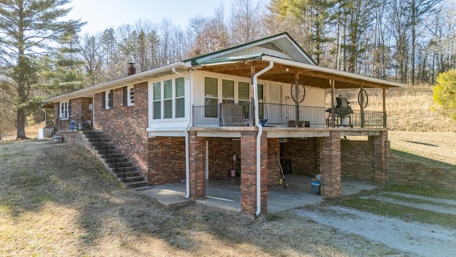 view of front of property featuring a patio area