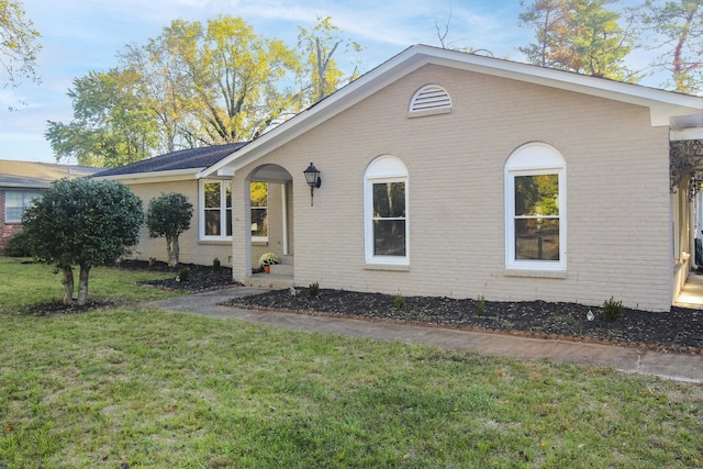 single story home with a front yard