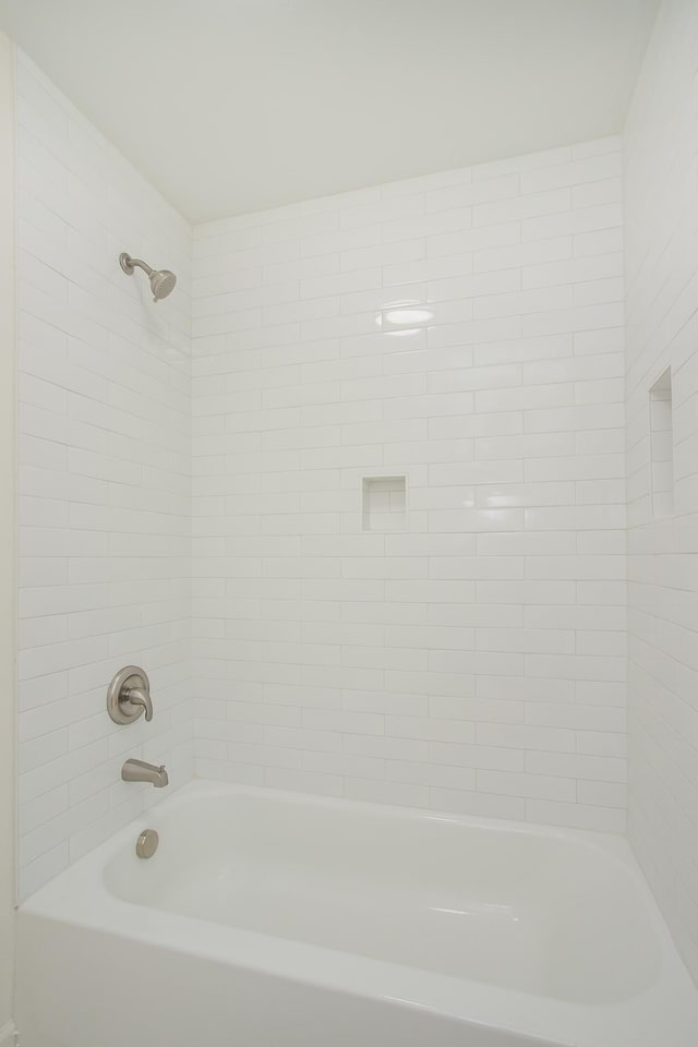 bathroom featuring tiled shower / bath combo