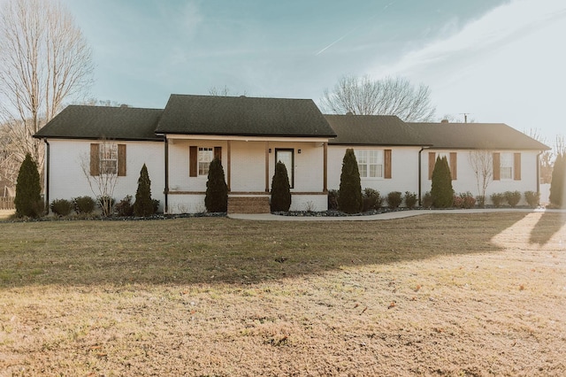 ranch-style home featuring a front lawn