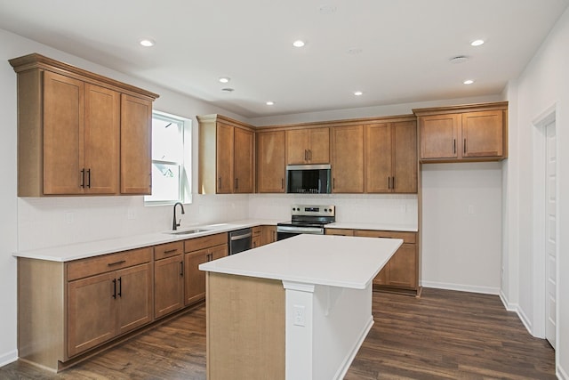 kitchen featuring sink, appliances with stainless steel finishes, dark hardwood / wood-style floors, a kitchen island, and decorative backsplash