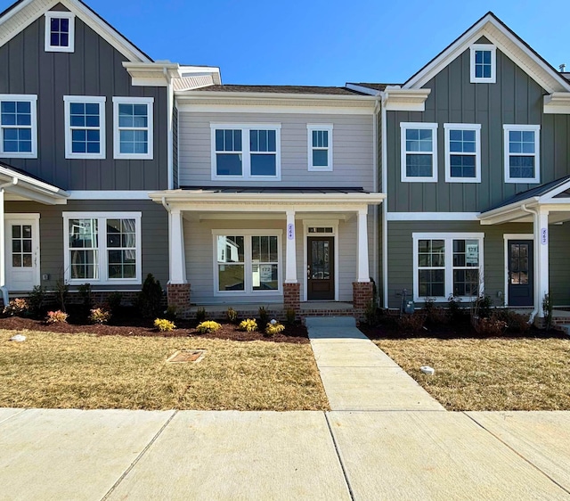 view of front of home with a front lawn