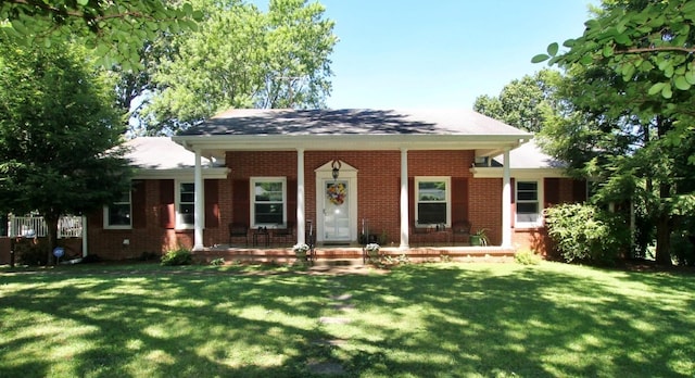 view of front facade featuring a front lawn