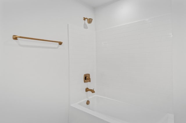 bathroom with tiled shower / bath