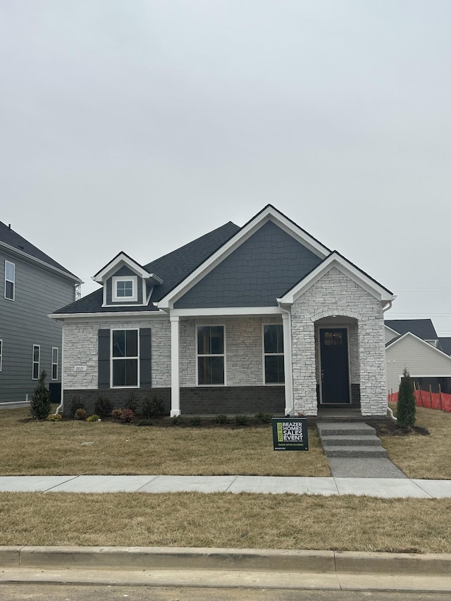 view of front of house featuring a front lawn