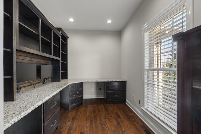 unfurnished office featuring dark wood-style floors, recessed lighting, built in study area, and baseboards