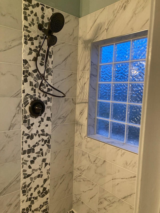 bathroom featuring tiled shower