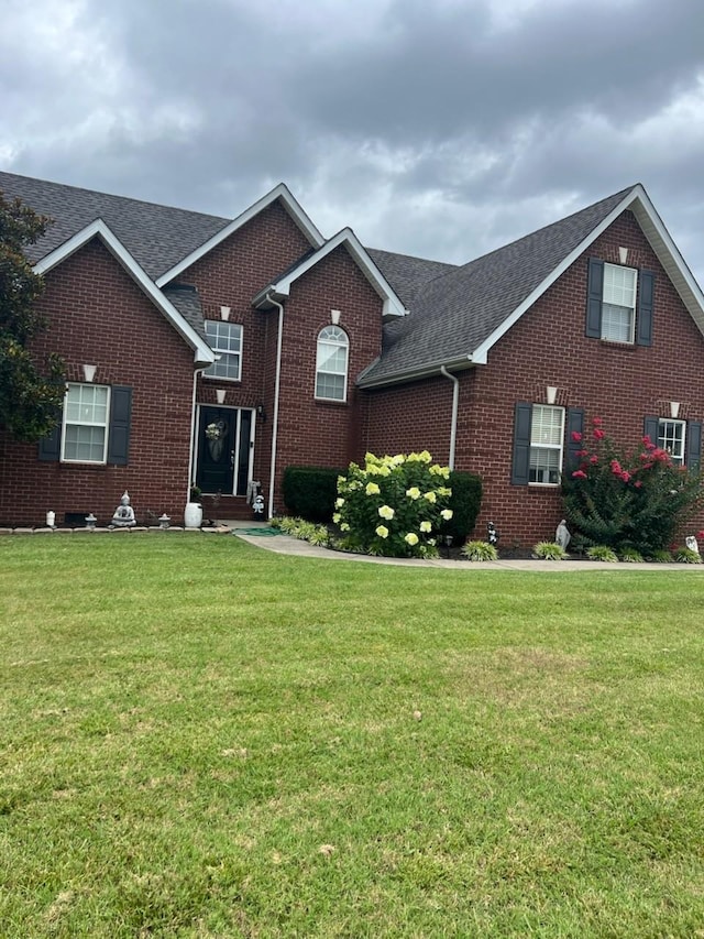 view of front of home featuring a front yard