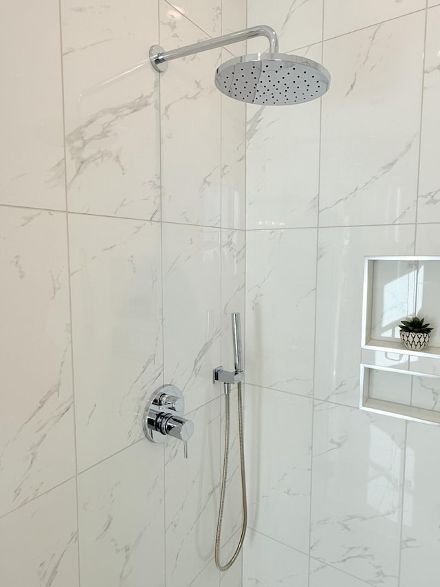 room details featuring a tile shower