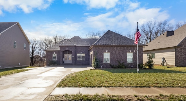 view of front of home with a front lawn