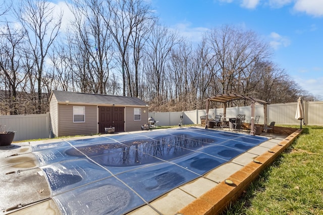 view of swimming pool featuring an outbuilding