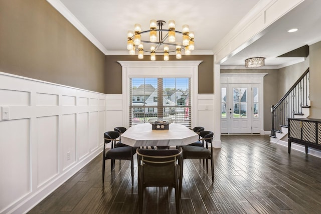 dining room featuring a notable chandelier, ornamental molding, and dark hardwood / wood-style floors