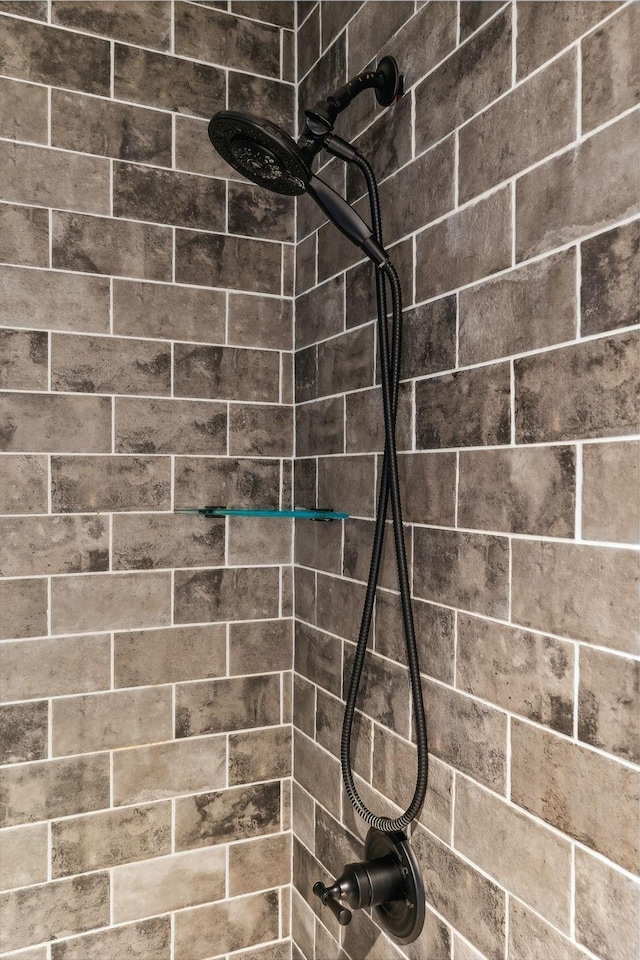 bathroom featuring a tile shower