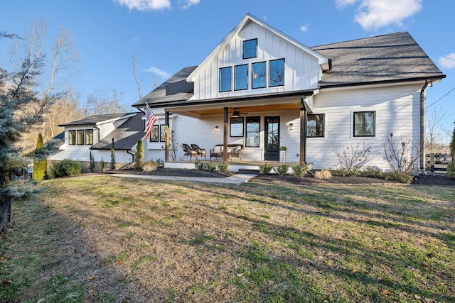 view of front of home featuring a porch, ceiling fan, and a front lawn