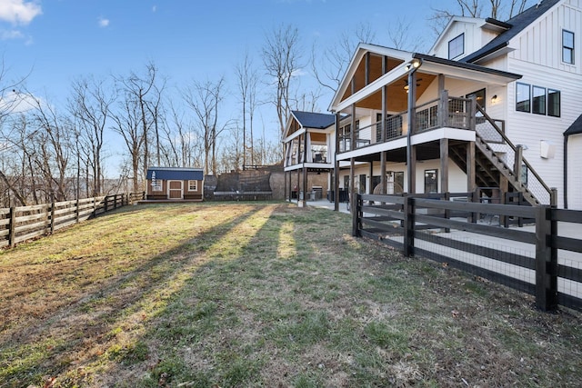 view of yard featuring a storage shed