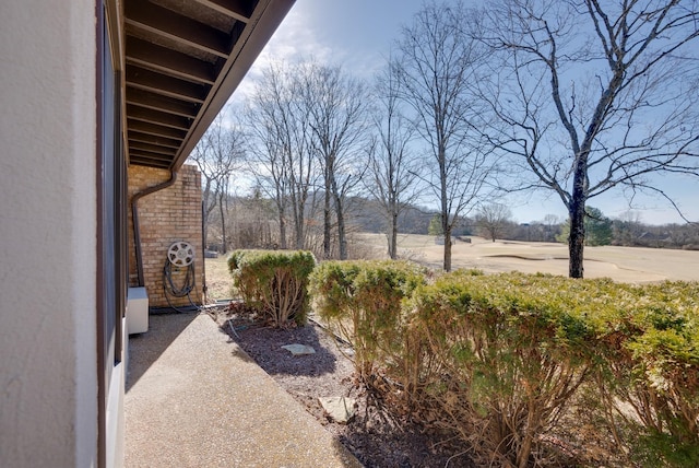 view of yard featuring a rural view