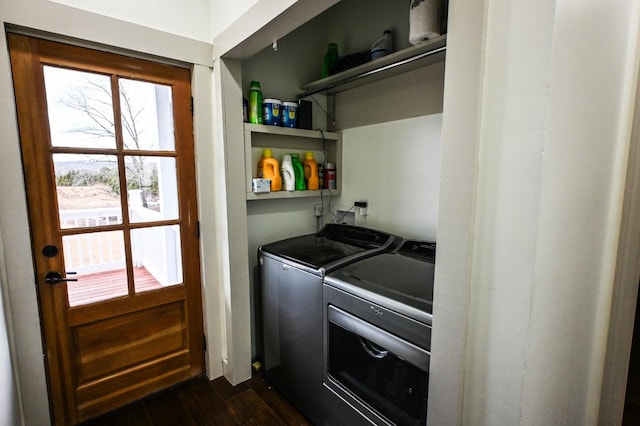 washroom with dark wood-type flooring and washing machine and clothes dryer