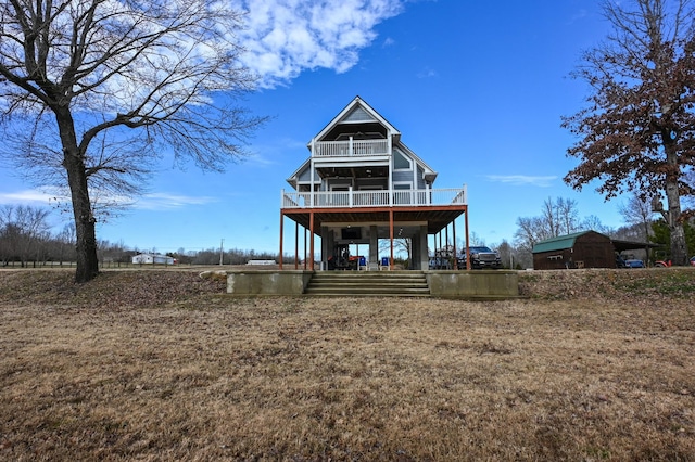 back of house featuring a yard