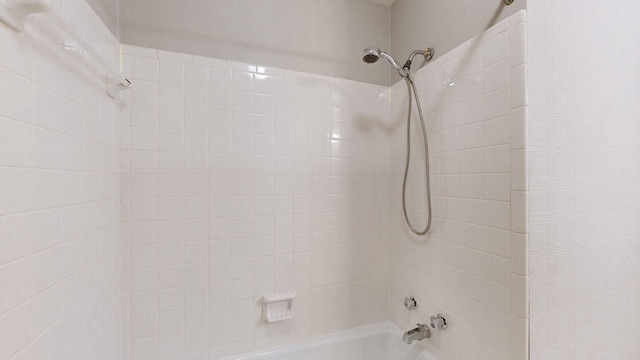 bathroom with tiled shower / bath