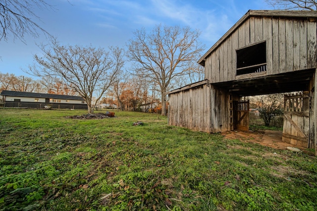 view of yard featuring an outbuilding