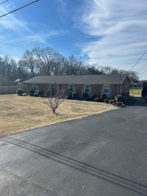 single story home featuring a front lawn