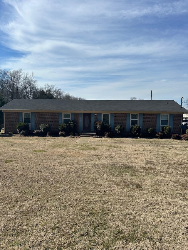 single story home with a front yard