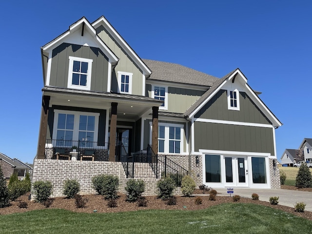 view of front facade featuring a front lawn and a porch