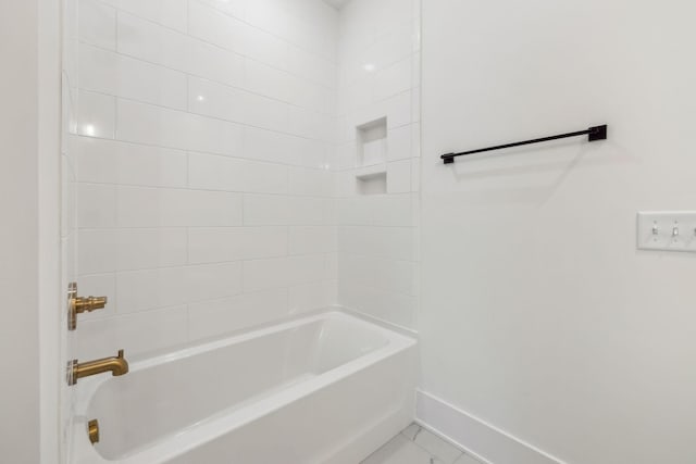 bathroom with tiled shower / bath combo