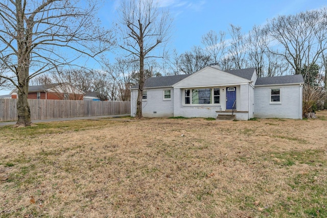 view of front of house featuring crawl space, brick siding, fence, and a front lawn