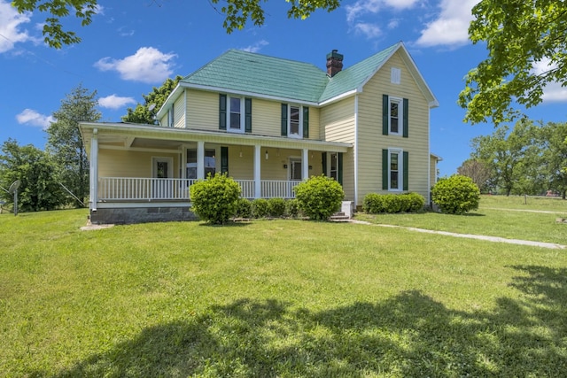 farmhouse inspired home featuring covered porch and a front yard