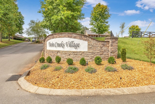 community sign with a lawn