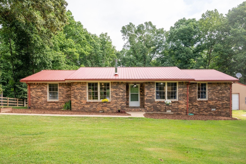 single story home featuring a front yard