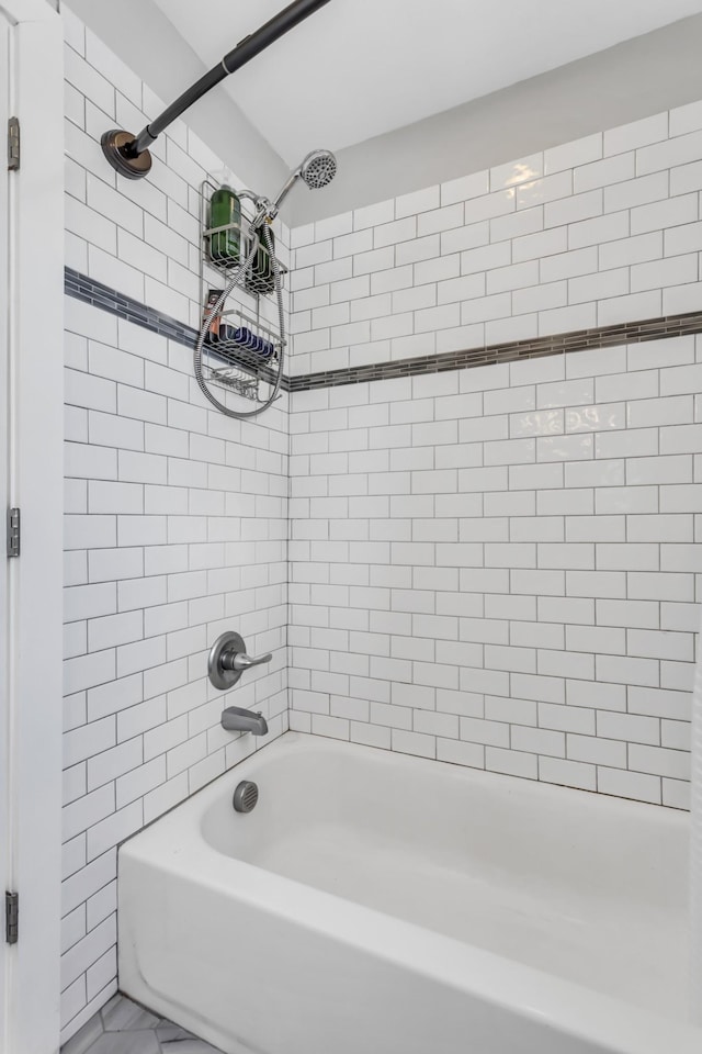 bathroom with tiled shower / bath combo