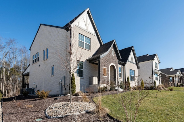 view of front facade featuring a front yard