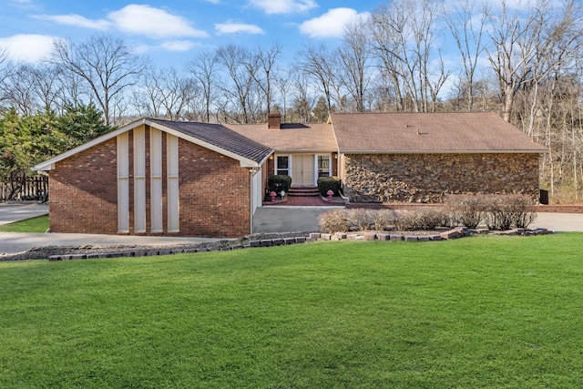 view of front of property with a front yard