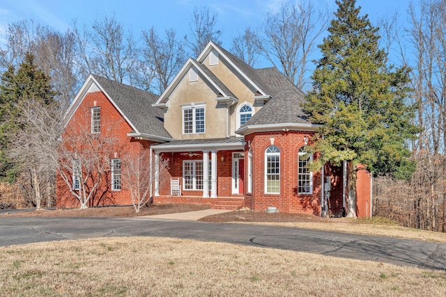 view of front of home featuring a front lawn and covered porch