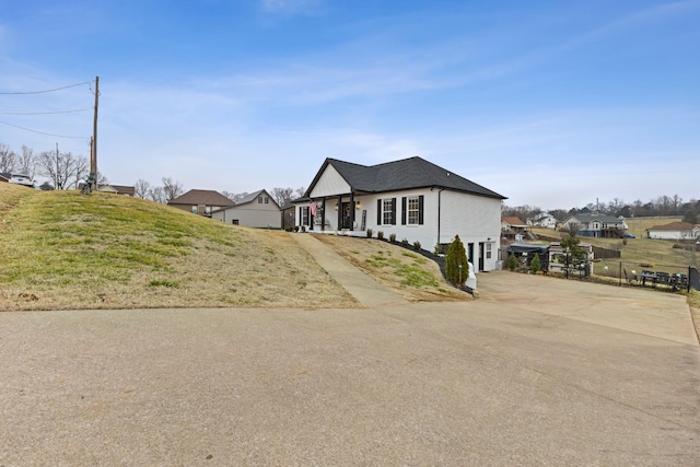 view of front of home featuring a front lawn