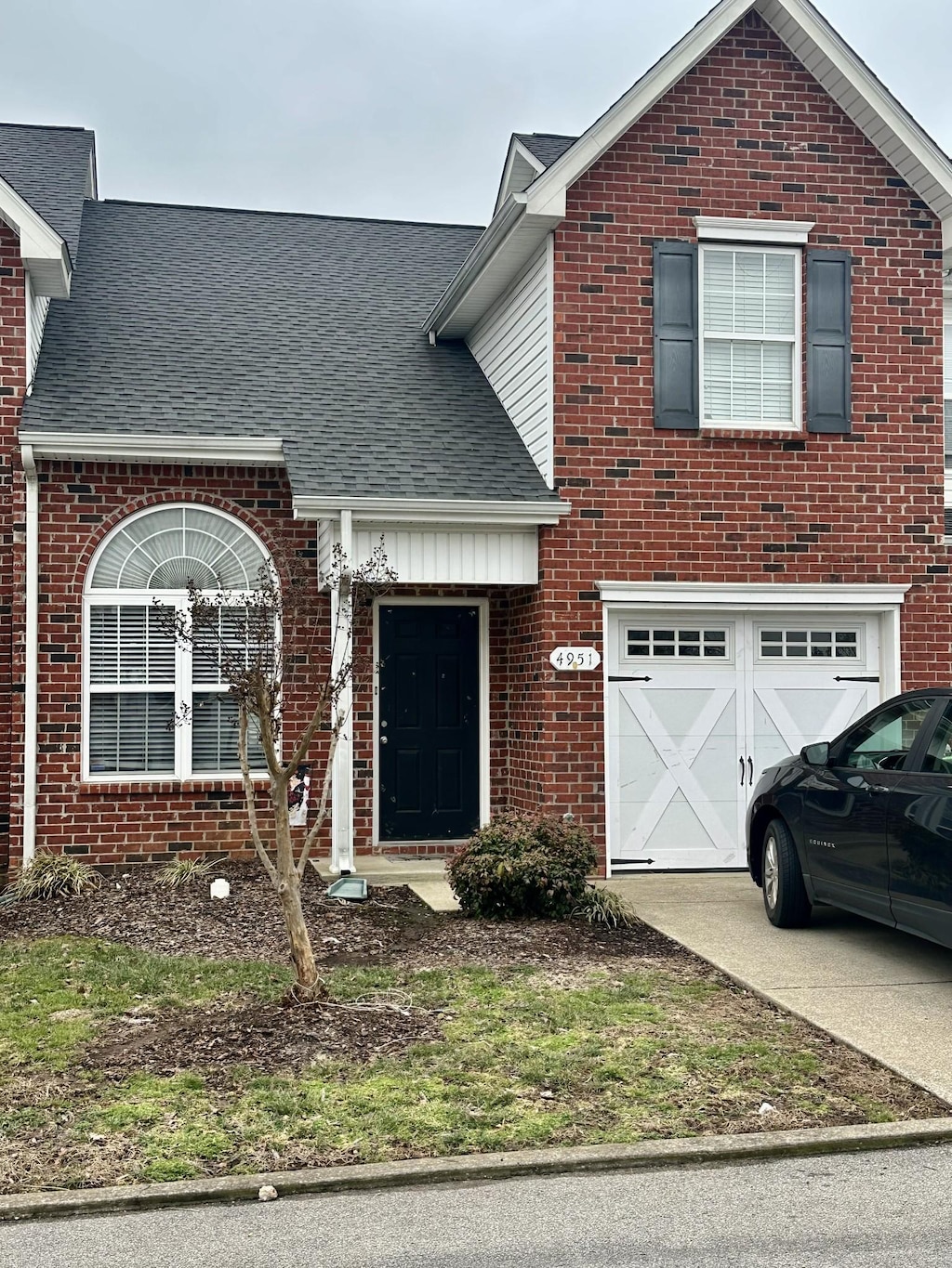 view of front property featuring a garage