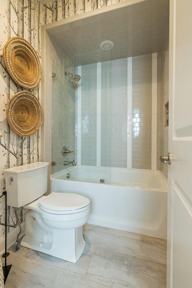 bathroom with tiled shower / bath and toilet