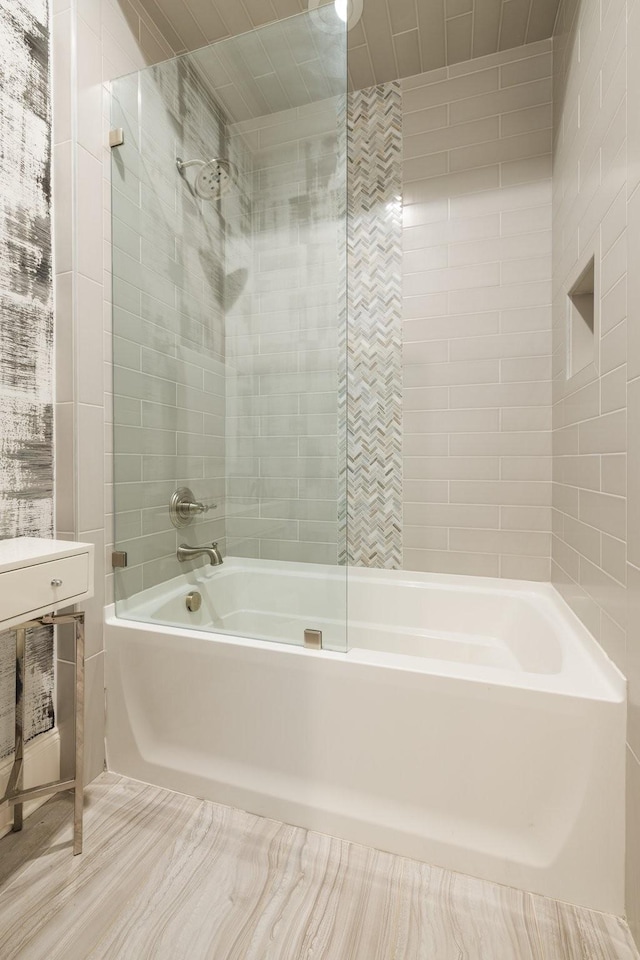 bathroom with tiled shower / bath combo