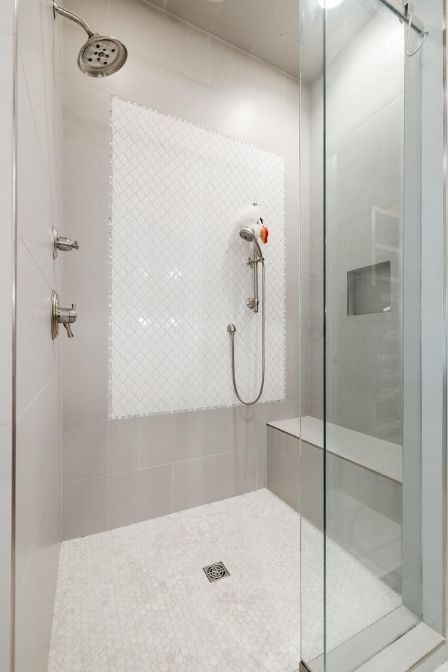 bathroom featuring a tile shower