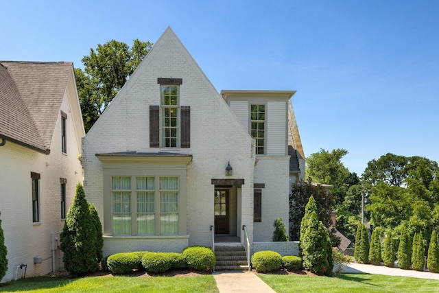 view of front of property featuring a front lawn