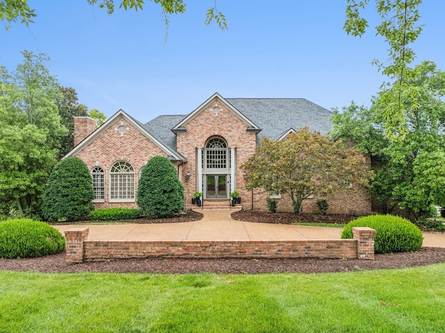 front facade featuring a front yard