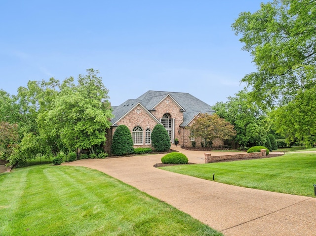 view of front facade featuring a front yard