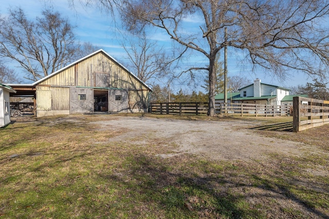 view of yard featuring an outdoor structure