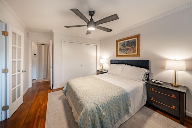 bedroom featuring dark hardwood / wood-style flooring, crown molding, a closet, and ceiling fan