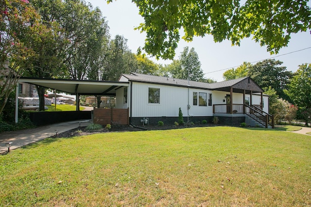 view of front of home featuring a front yard and a carport