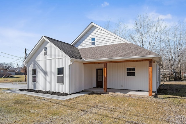 view of front of house featuring a front lawn