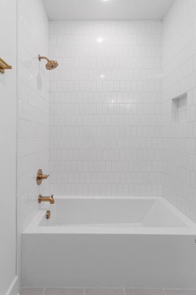 bathroom featuring tiled shower / bath