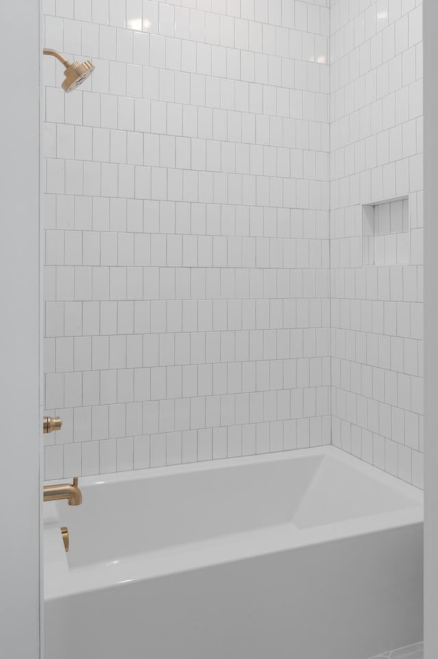 bathroom with tiled shower / bath combo